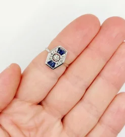 Bague marquise art deco or blanc 18k et platine ornée de diamants taille roses et de saphir calibrés dans une monture géométrique