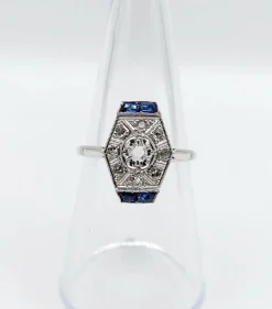 Bague marquise art deco or blanc 18k et platine ornée de diamants taille roses et de saphir calibrés dans une monture géométrique