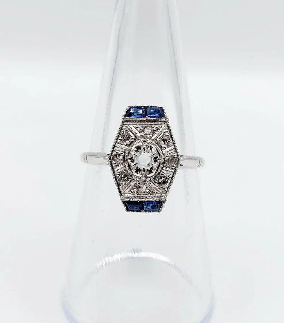 Bague marquise art deco or blanc 18k et platine ornée de diamants taille roses et de saphir calibrés dans une monture géométrique
