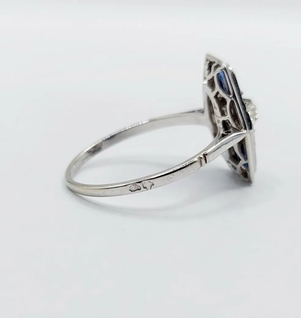 Bague marquise art deco or blanc 18k et platine ornée de diamants taille roses et de saphir calibrés dans une monture géométrique