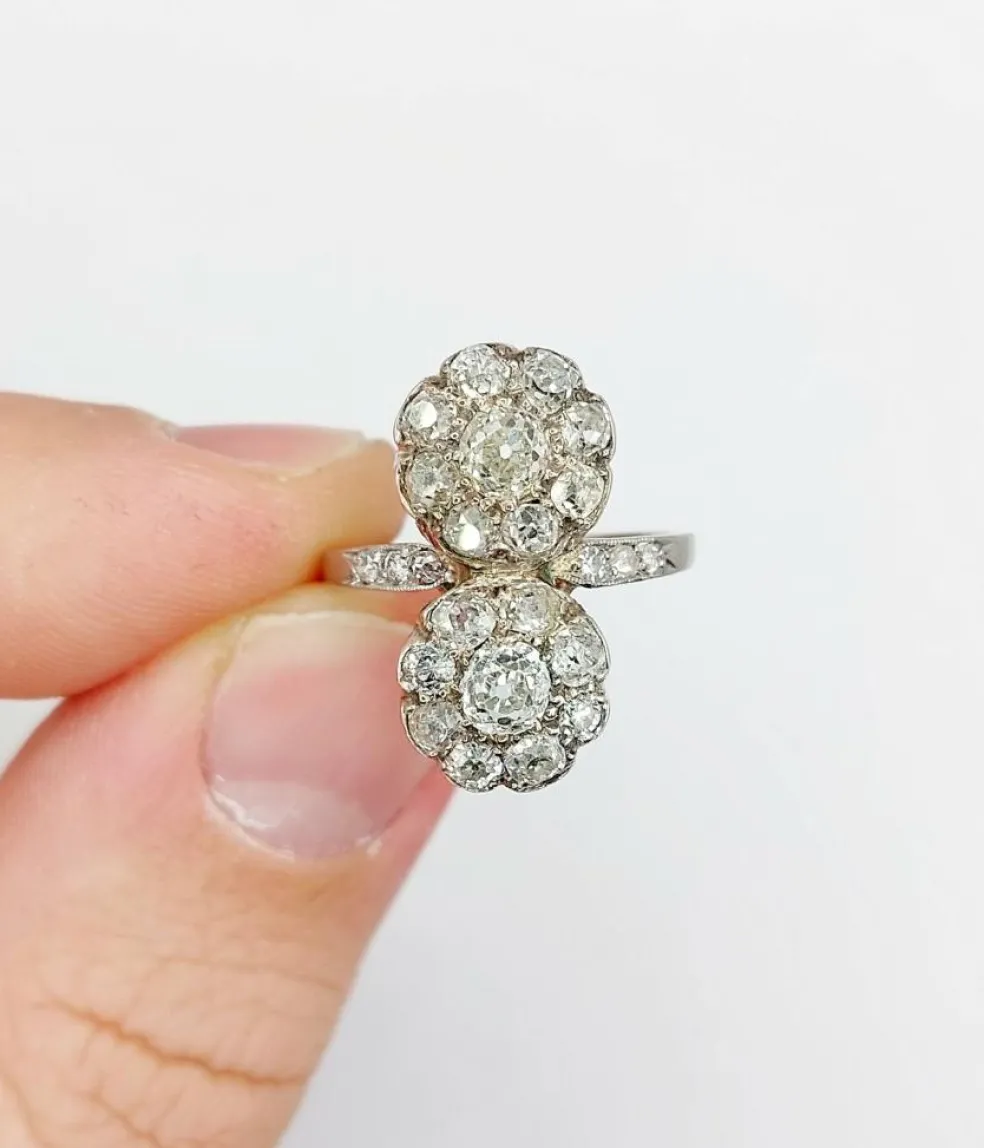 Bague marquise art deco Platine formant deux marguerites de diamant taille ancienne