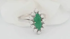 Bague marquise en or blanc, émeraude et diamants
