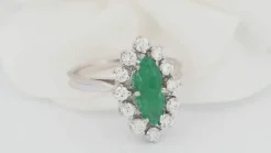 Bague marquise en or blanc, émeraude et diamants