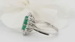 Bague marquise en or blanc, émeraude et diamants