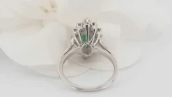 Bague marquise en or blanc, émeraude et diamants