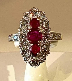 Bague marquise en or, diamants et rubis.
