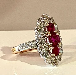 Bague marquise en or, diamants et rubis.