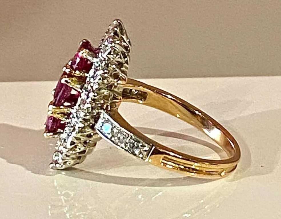 Bague marquise en or, diamants et rubis.