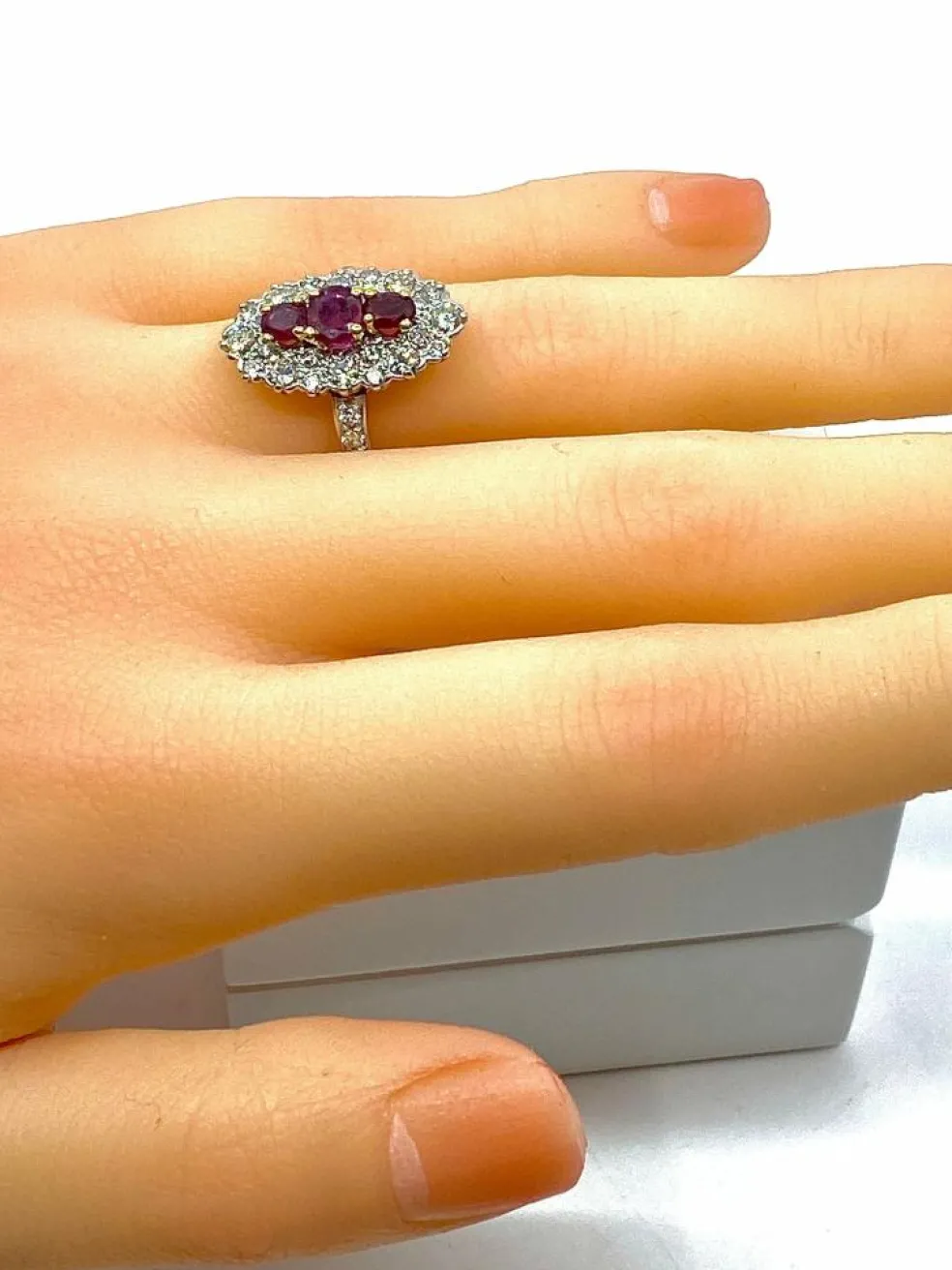 Bague marquise en or, diamants et rubis.