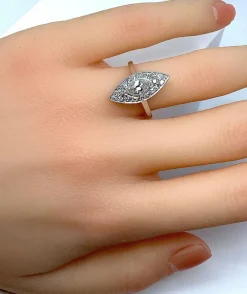 Bague marquise en platine et diamants. Vers 1900.
