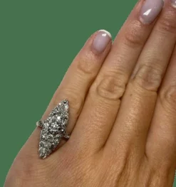 BAGUE MARQUISE ET DIAMANTS