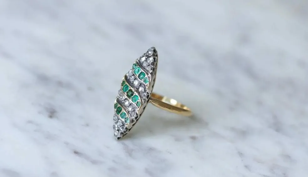 Bague marquise émeraudes et diamants