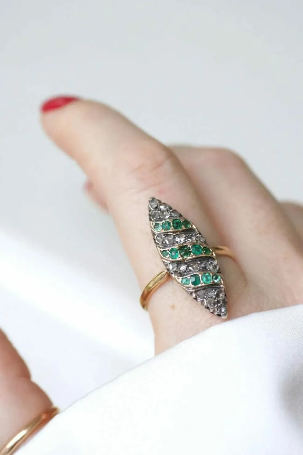 Bague marquise émeraudes et diamants