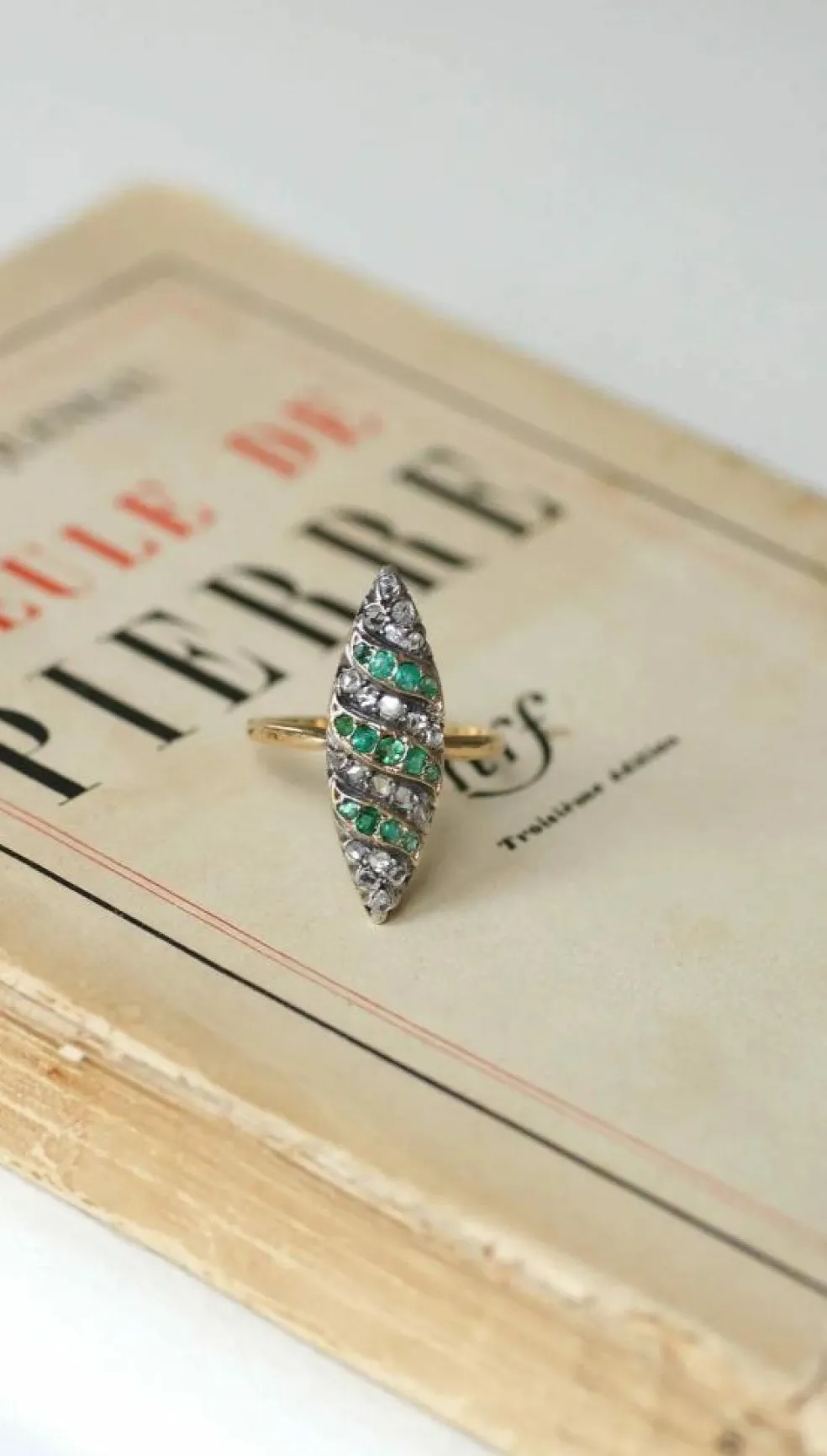 Bague marquise émeraudes et diamants