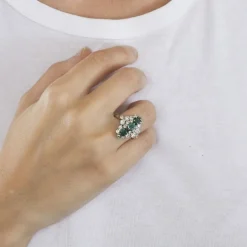 Bague marquise or gris émeraudes et diamants