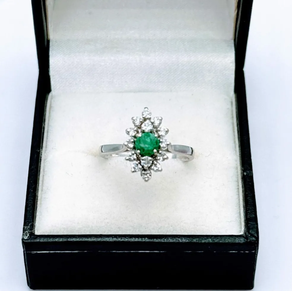 Bague marquise or gris, émeraude, diamant