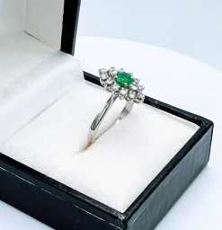Bague marquise or gris, émeraude, diamant