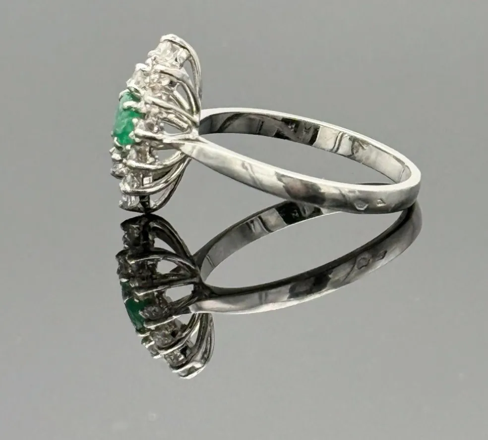 Bague marquise or gris, émeraude, diamant