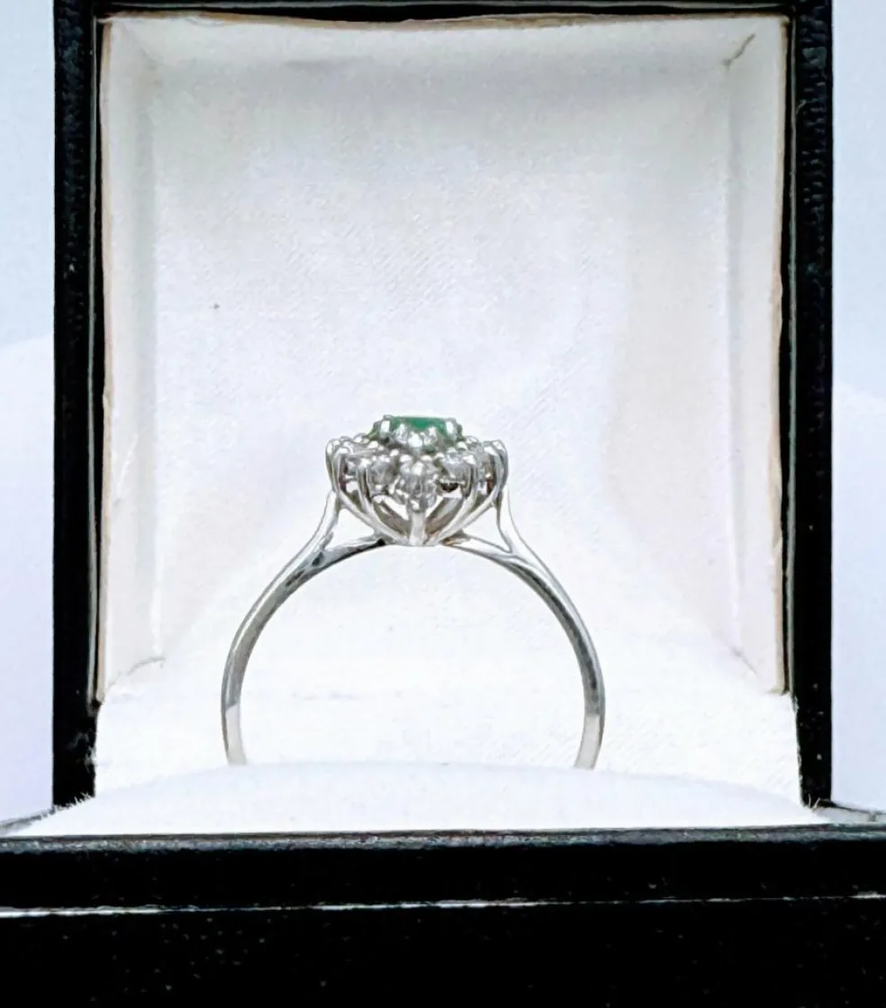 Bague marquise or gris, émeraude, diamant