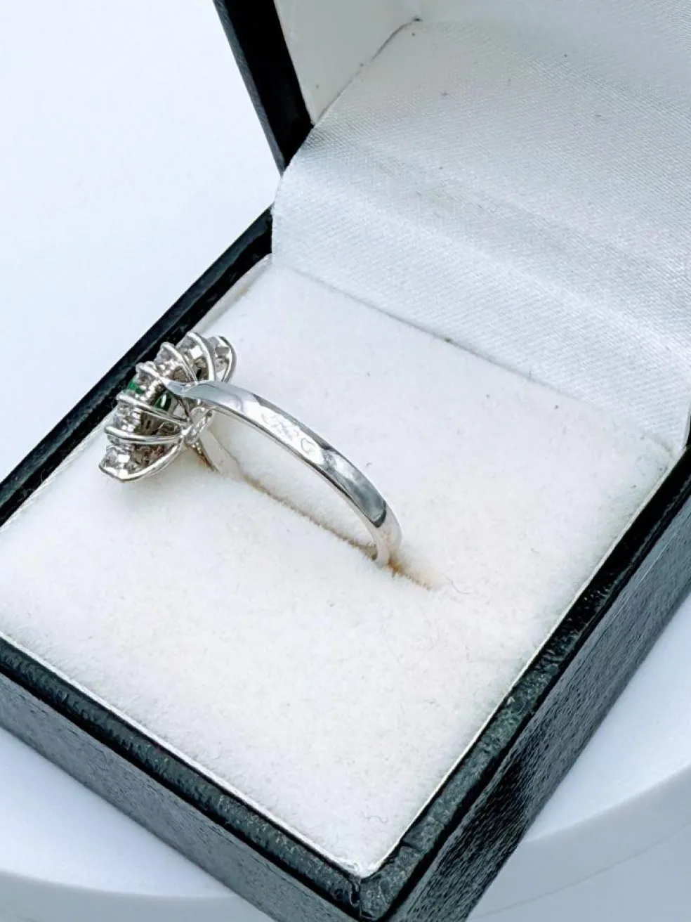 Bague marquise or gris, émeraude, diamant