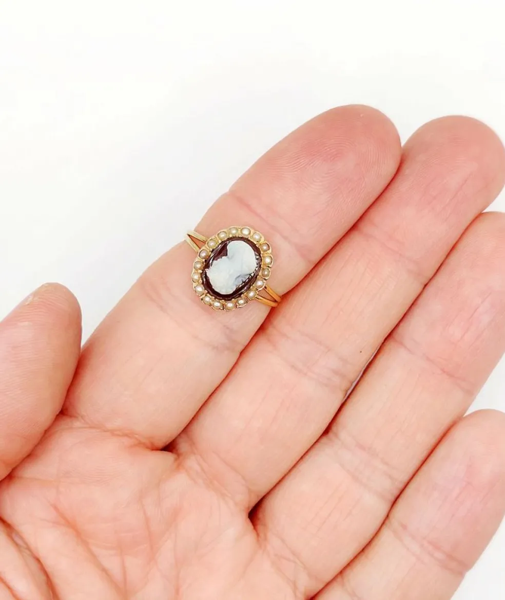 Bague marquise or jaune, camée sur agate, perles (circa 1900)