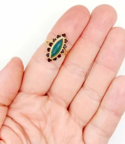 Bague marquise or jaune, chrysoprase et grenats (circa 1890)