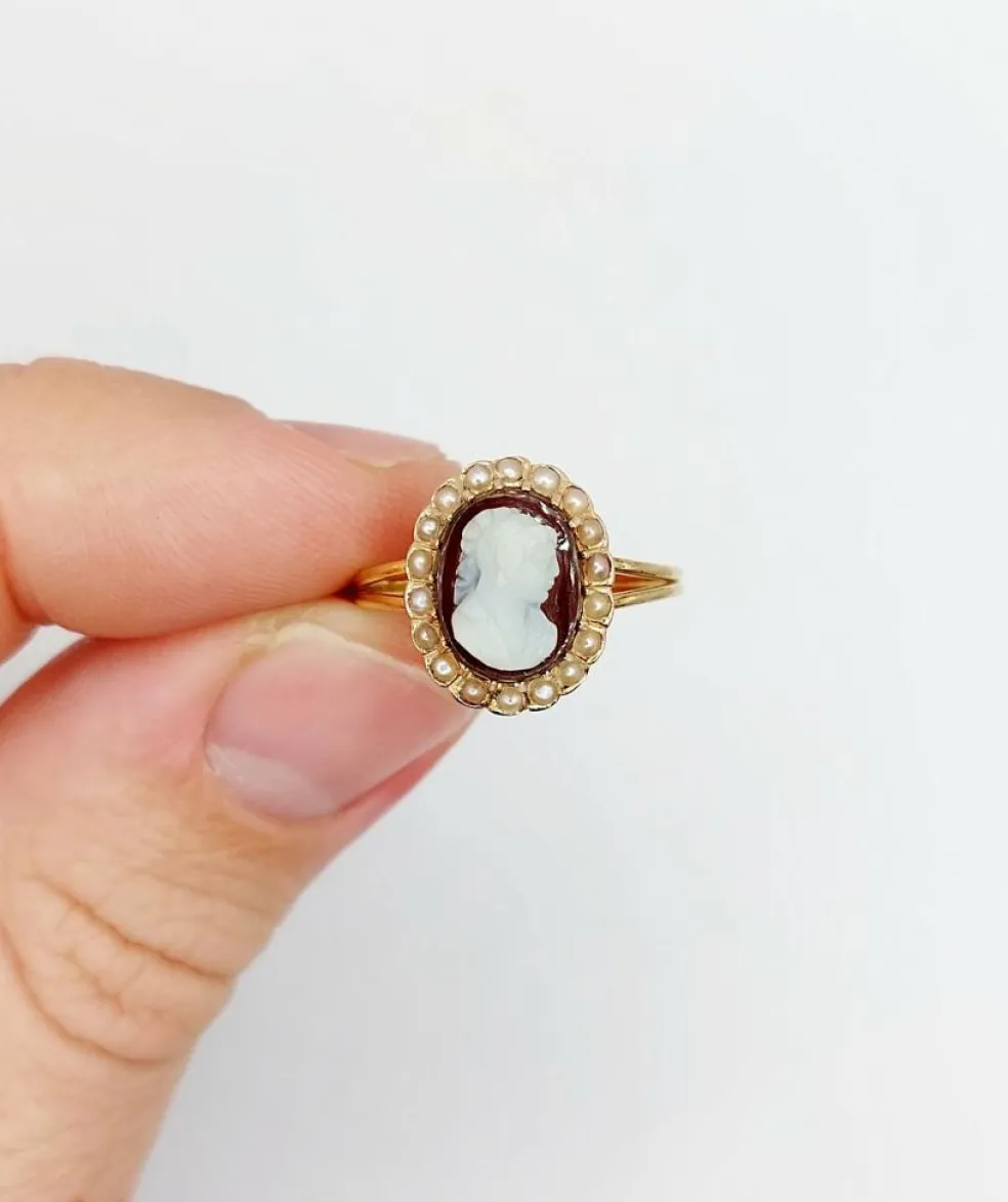 Bague marquise or jaune, camée sur agate, perles (circa 1900)