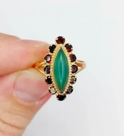 Bague marquise or jaune, chrysoprase et grenats (circa 1890)