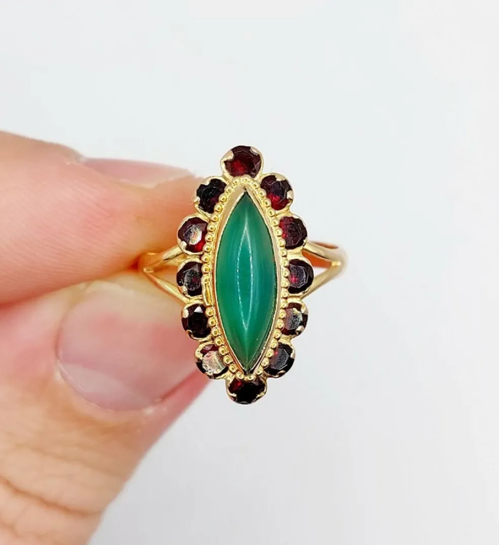 Bague marquise or jaune, chrysoprase et grenats (circa 1890)