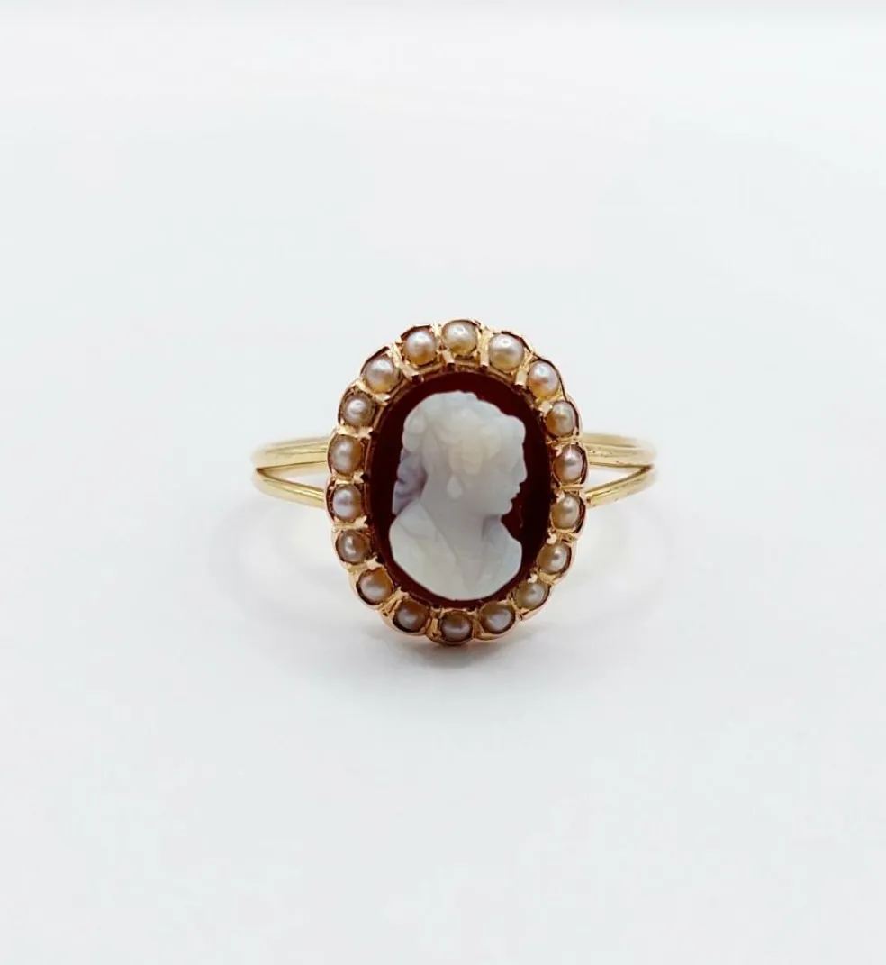 Bague marquise or jaune, camée sur agate, perles (circa 1900)