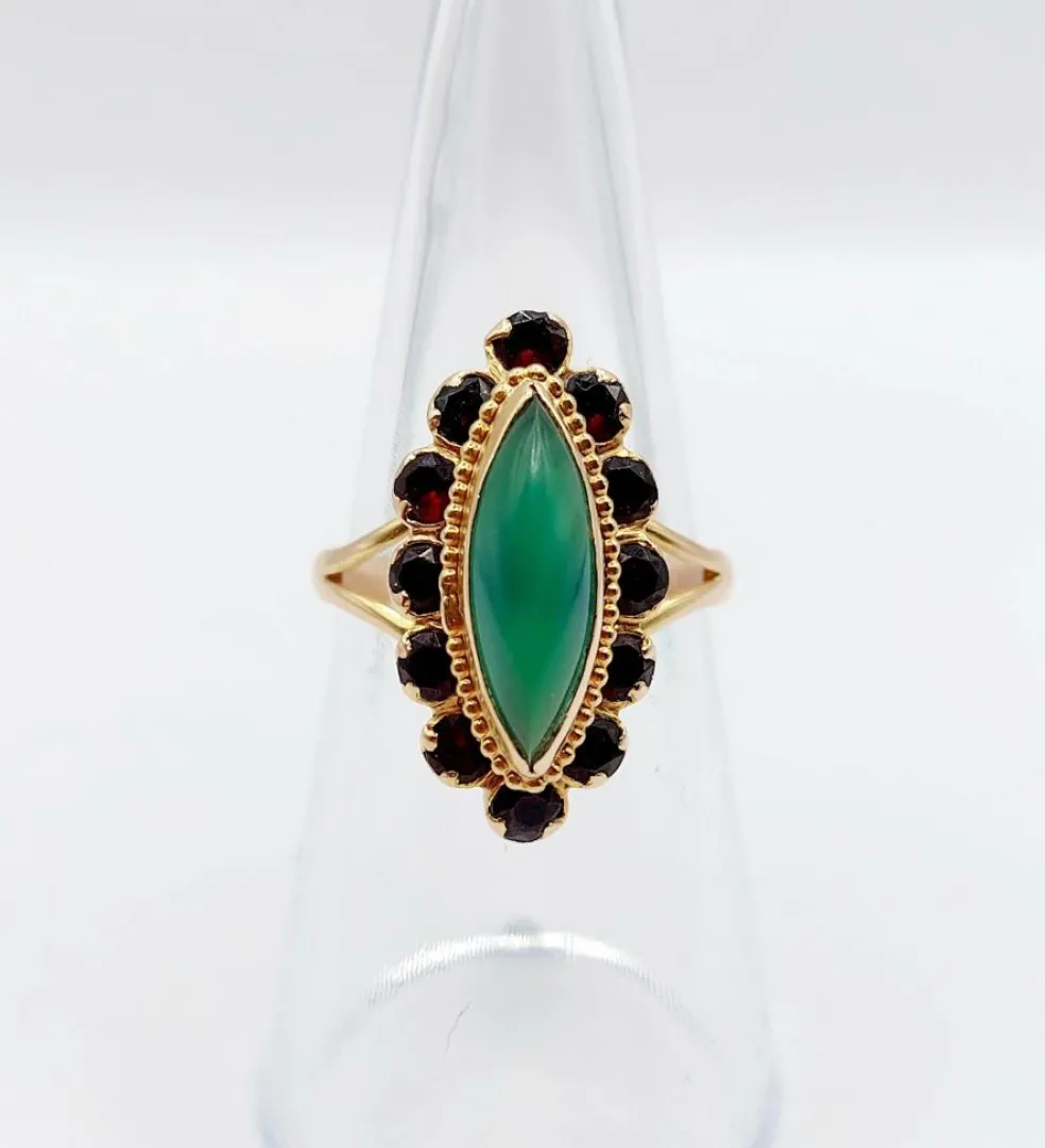 Bague marquise or jaune, chrysoprase et grenats (circa 1890)