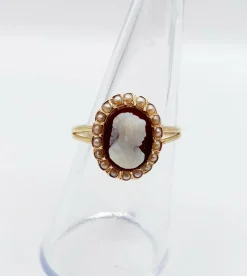 Bague marquise or jaune, camée sur agate, perles (circa 1900)