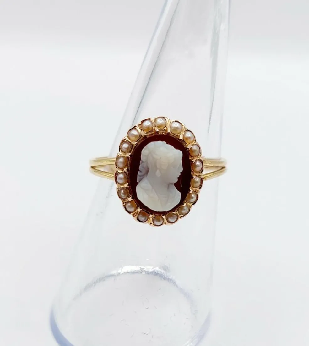 Bague marquise or jaune, camée sur agate, perles (circa 1900)