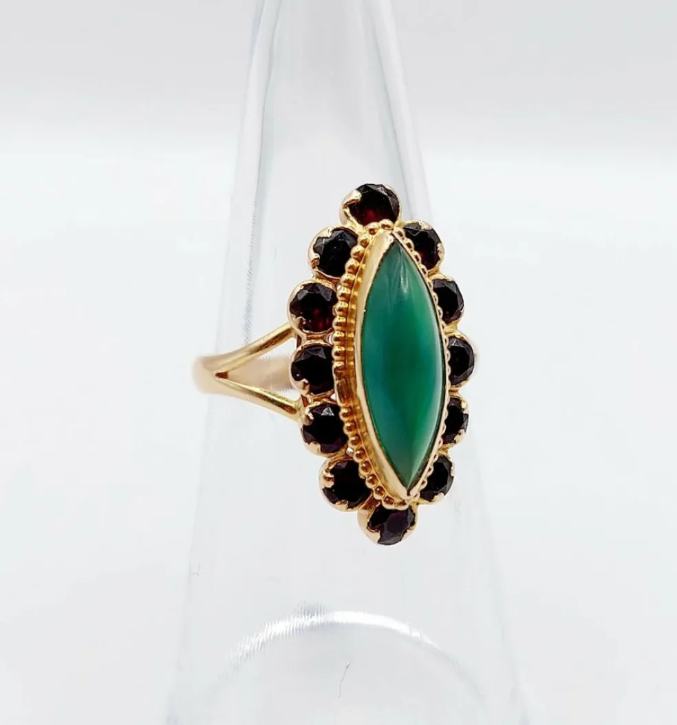 Bague marquise or jaune, chrysoprase et grenats (circa 1890)