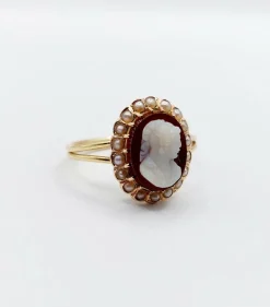 Bague marquise or jaune, camée sur agate, perles (circa 1900)