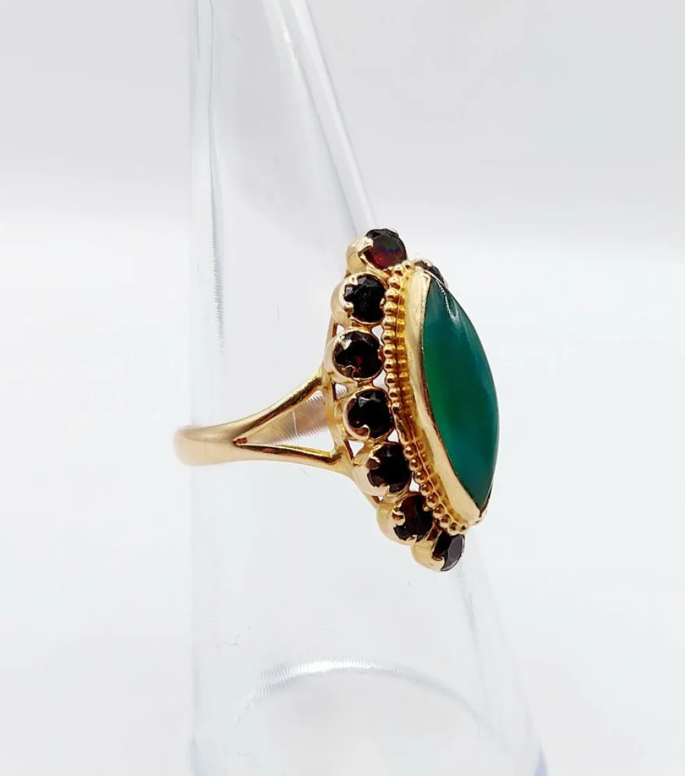 Bague marquise or jaune, chrysoprase et grenats (circa 1890)