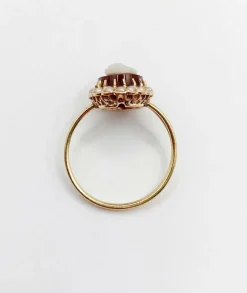Bague marquise or jaune, camée sur agate, perles (circa 1900)
