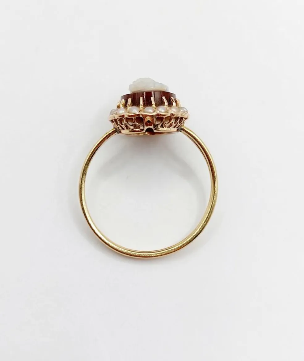 Bague marquise or jaune, camée sur agate, perles (circa 1900)