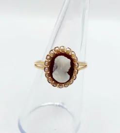 Bague marquise or jaune, camée sur agate, perles (circa 1900)