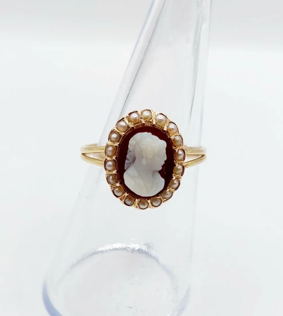 Bague marquise or jaune, camée sur agate, perles (circa 1900)