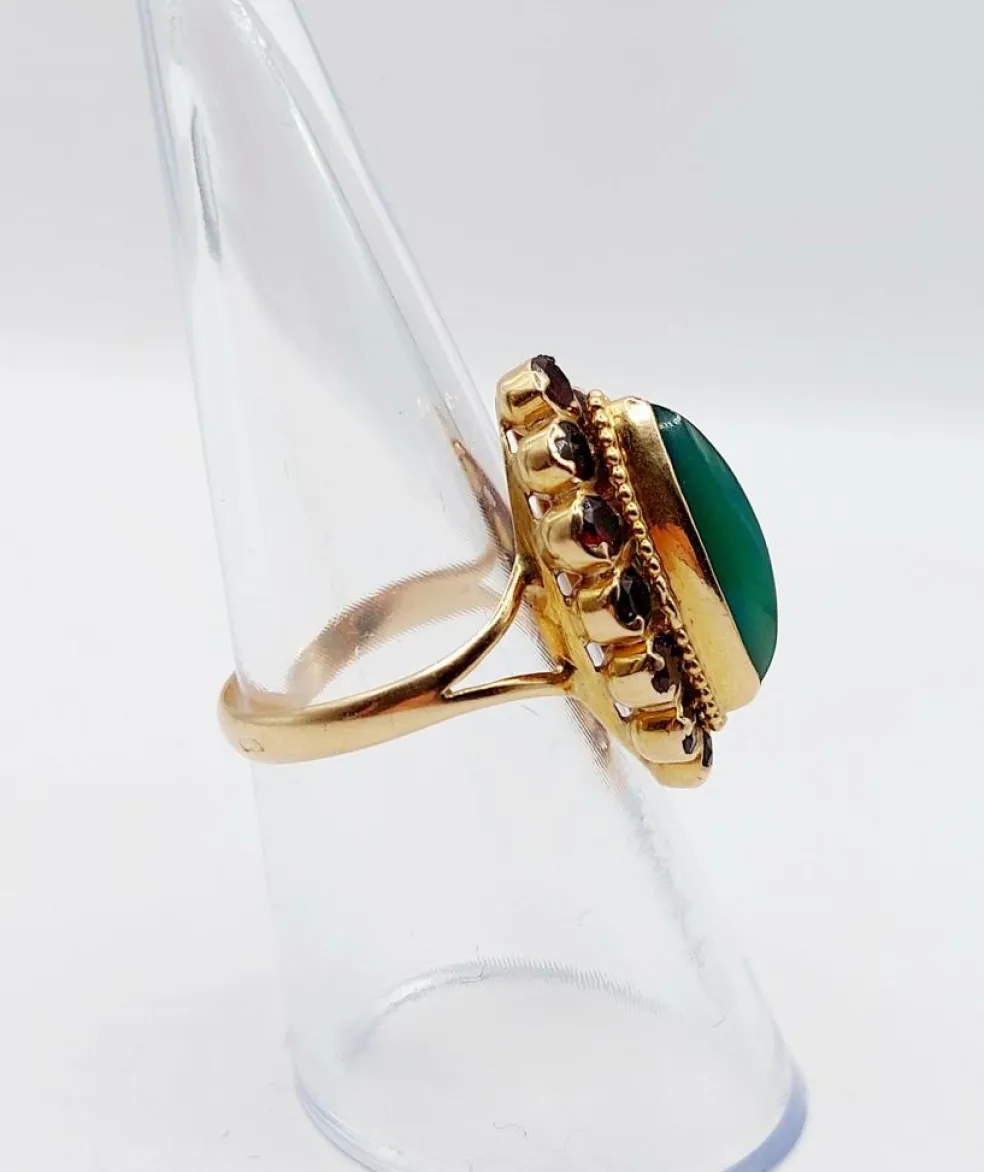 Bague marquise or jaune, chrysoprase et grenats (circa 1890)
