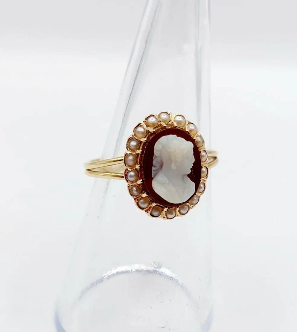 Bague marquise or jaune, camée sur agate, perles (circa 1900)