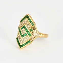 Bague Marquise or jaune, diamants et émeraudes