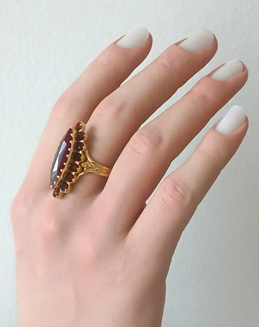 Bague marquise or jaune et grenats de Perpignan