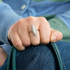 Bague Marquise or jaune et gris, opale et diamants