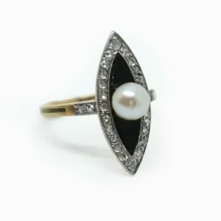 Bague Marquise or jaune, onyx, diamants