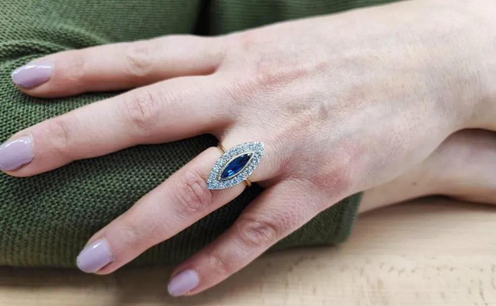 Bague marquise or jaune platine saphir et diamants
