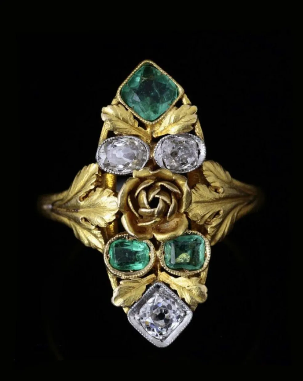 Bague marquise or, émeraudes et diamants Art Nouveau
