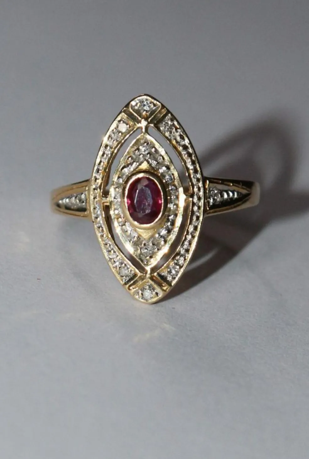 Bague marquise rubis et diamants