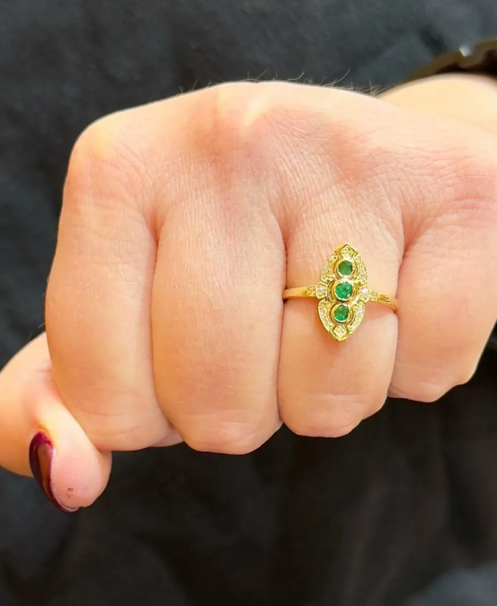 Bague marquise style ancien en or émeraudes et diamants
